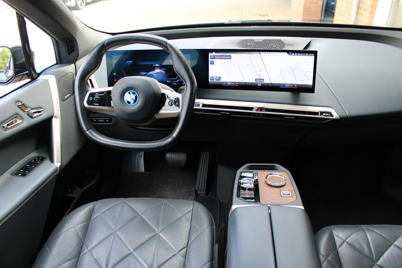 Grå BMW iX fra 2023