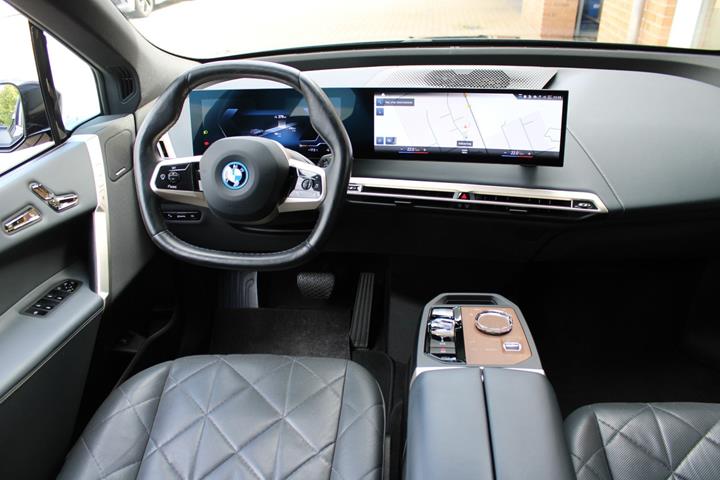 Grå BMW iX fra 2023