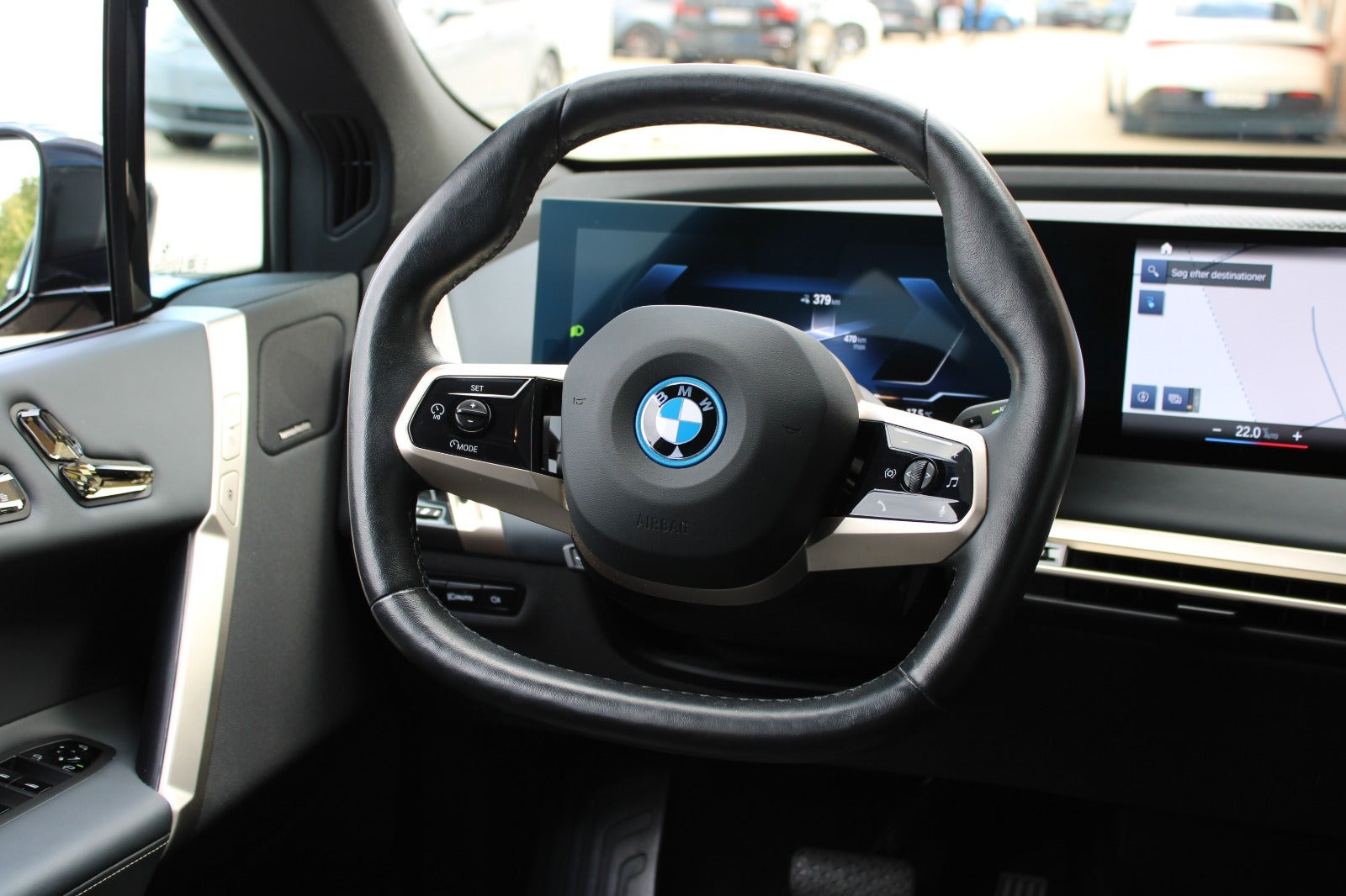 Grå BMW iX fra 2023