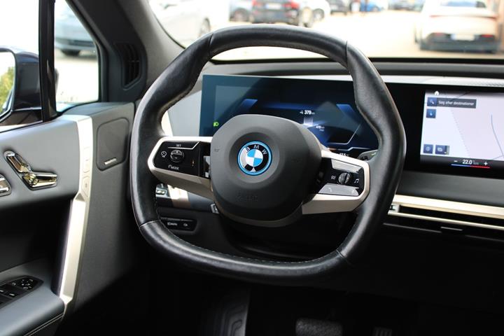 Grå BMW iX fra 2023