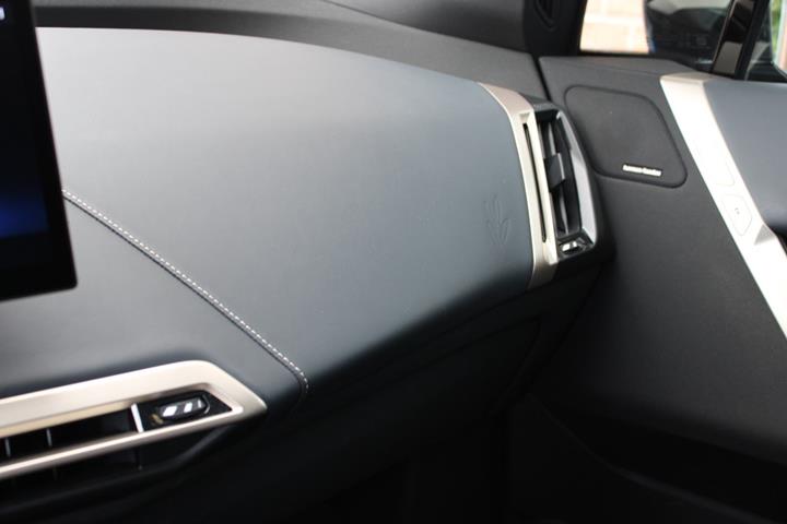Grå BMW iX fra 2023