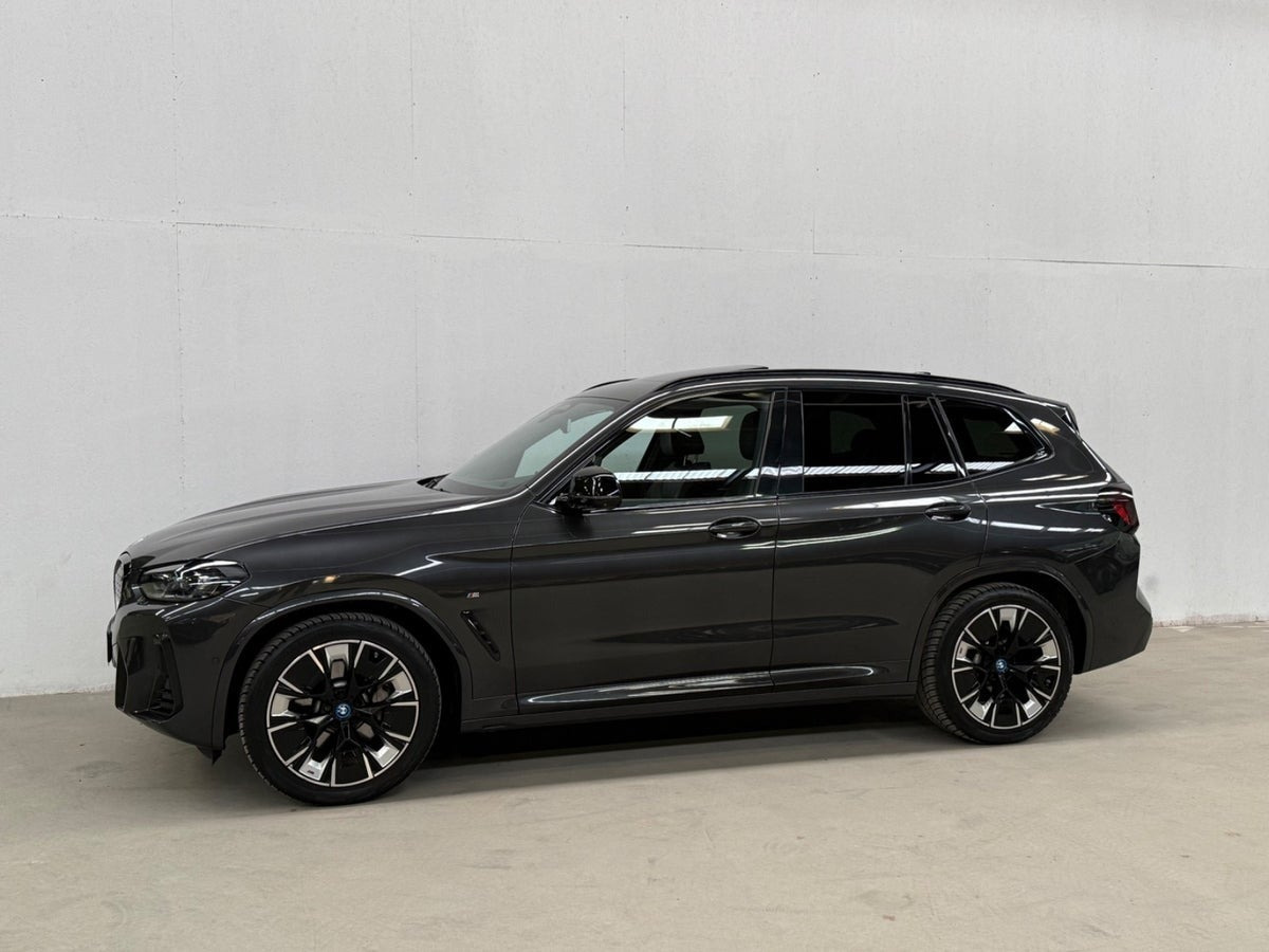 Grå BMW iX3 fra 2022