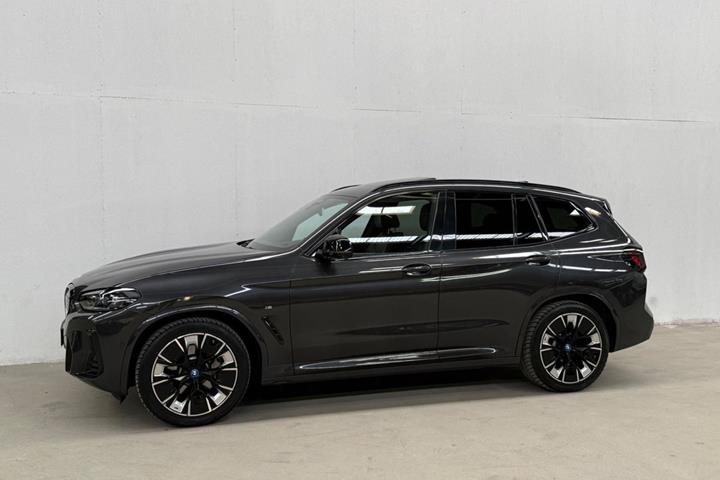 Grå BMW iX3 fra 2022