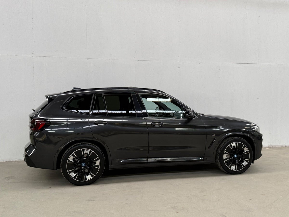 Grå BMW iX3 fra 2022