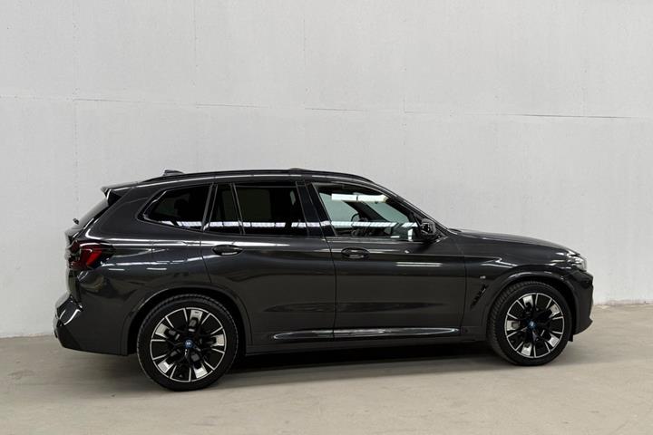 Grå BMW iX3 fra 2022