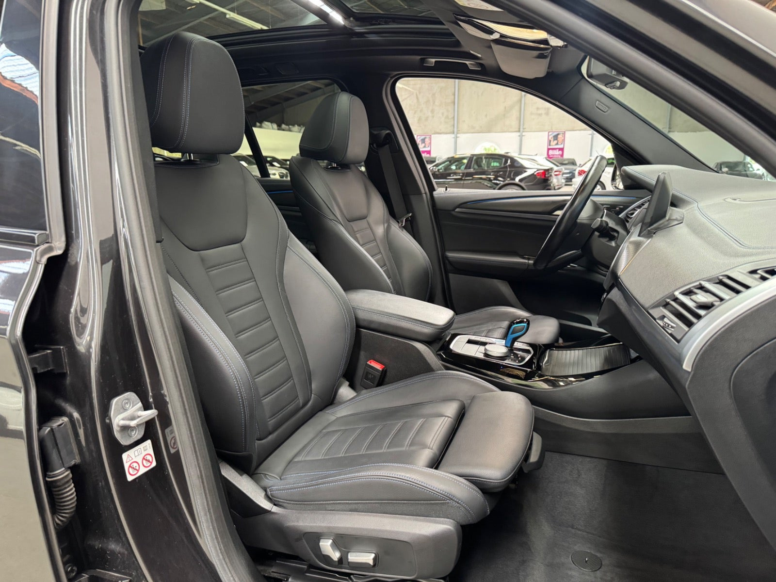 Grå BMW iX3 fra 2022
