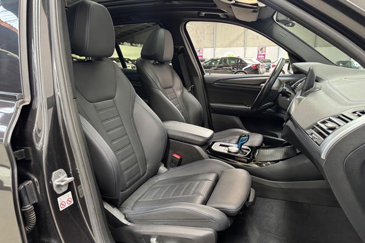 Grå BMW iX3 fra 2022