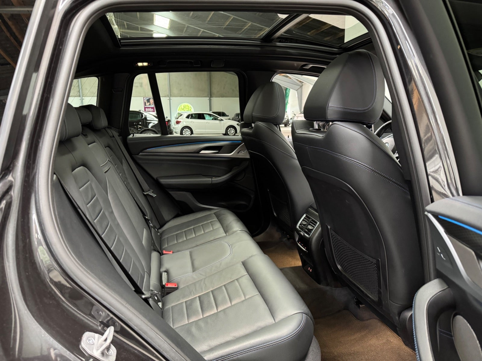 Grå BMW iX3 fra 2022