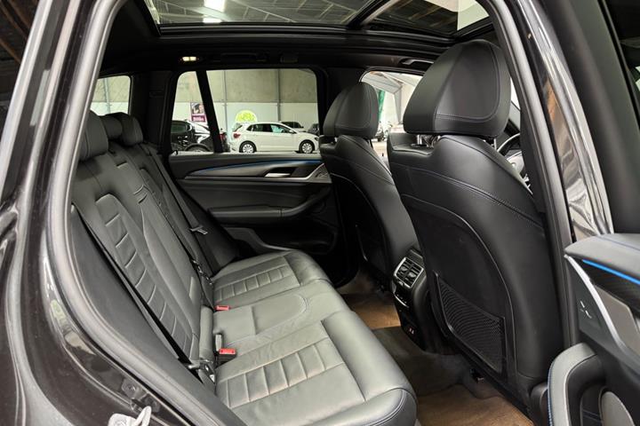 Grå BMW iX3 fra 2022