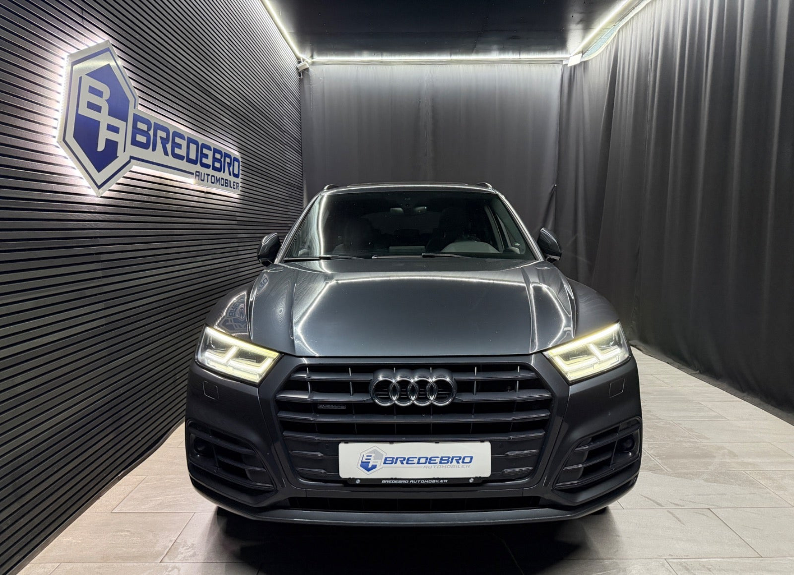 Grå Audi Q5 fra 2018
