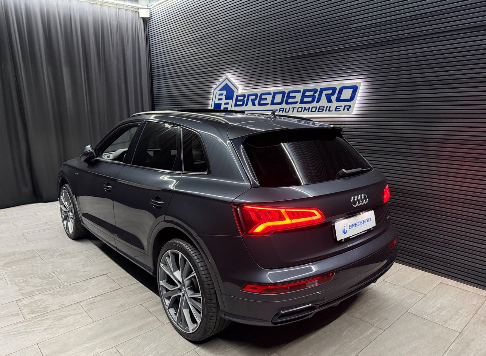 Grå Audi Q5 fra 2018