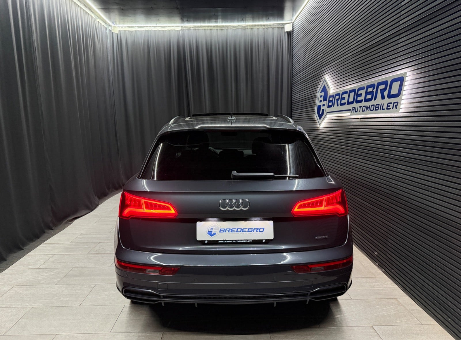 Grå Audi Q5 fra 2018