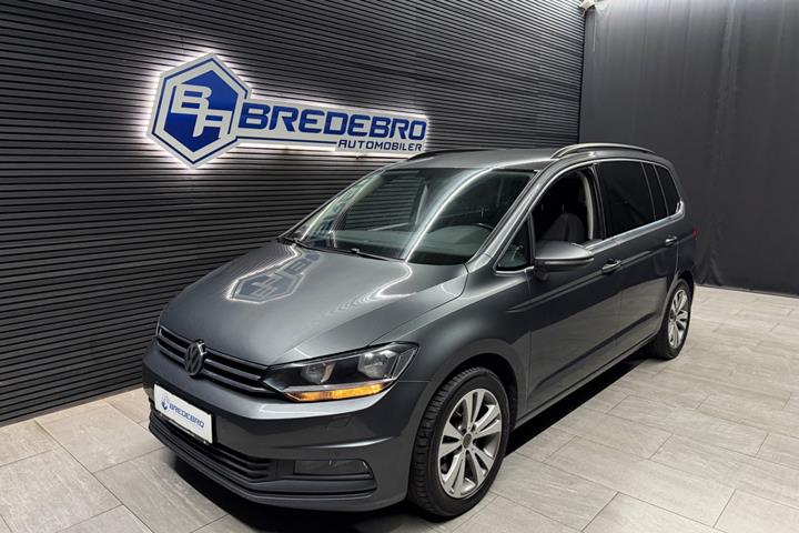 Grå VW Touran fra 2019