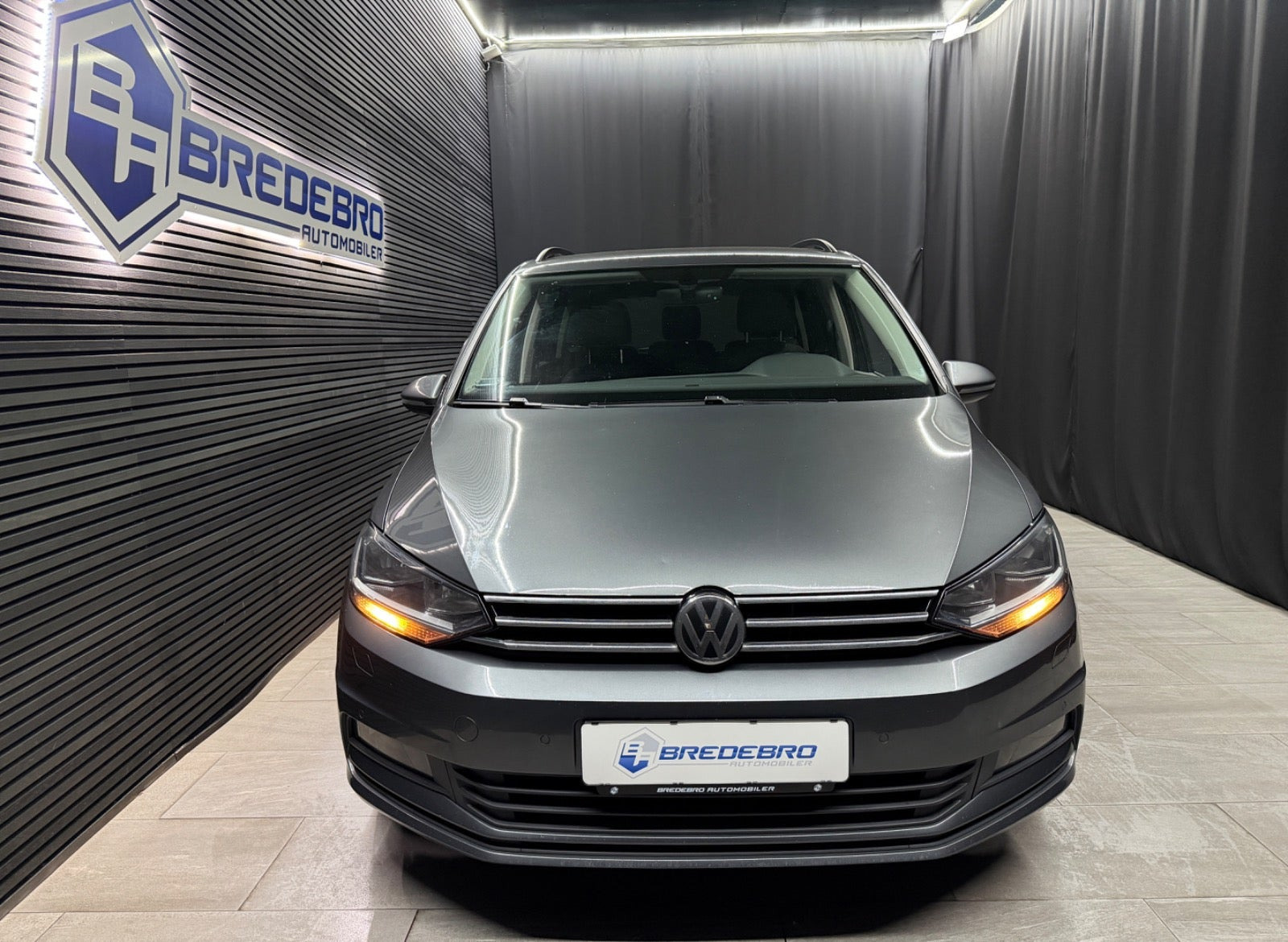 Grå VW Touran fra 2019