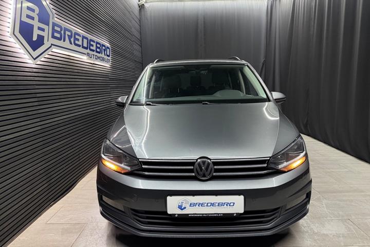 Grå VW Touran fra 2019