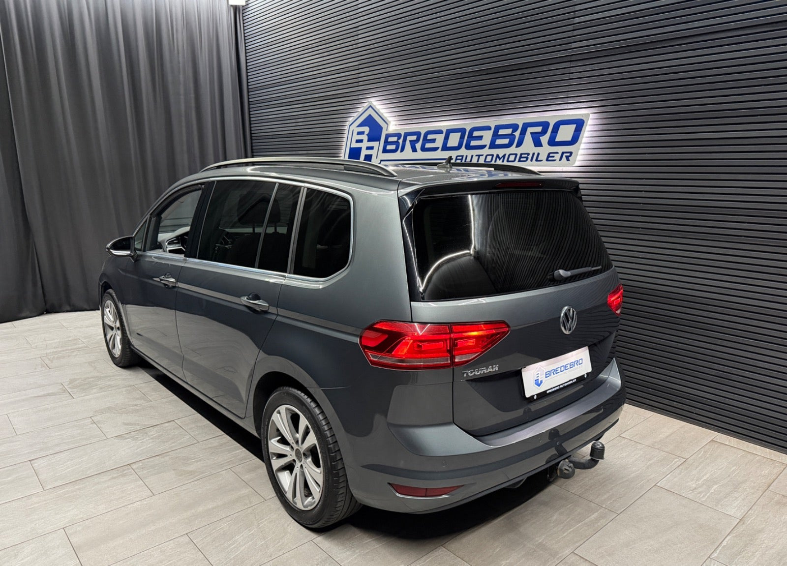 Grå VW Touran fra 2019