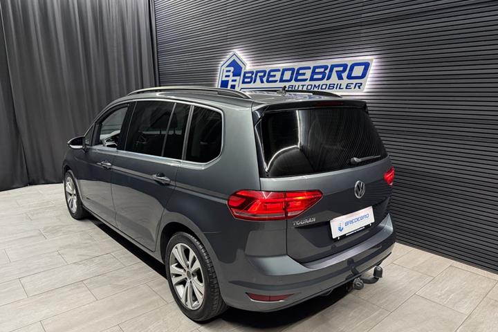 Grå VW Touran fra 2019