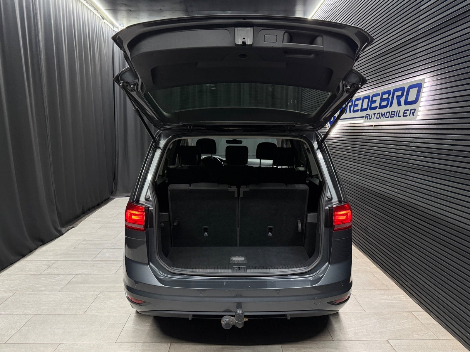 Grå VW Touran fra 2019