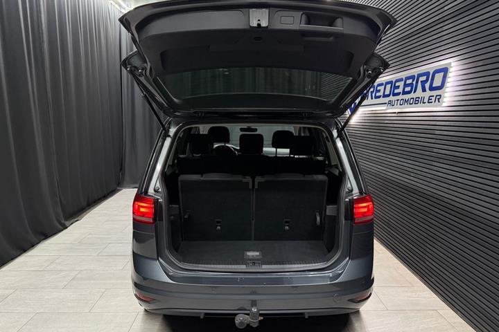 Grå VW Touran fra 2019
