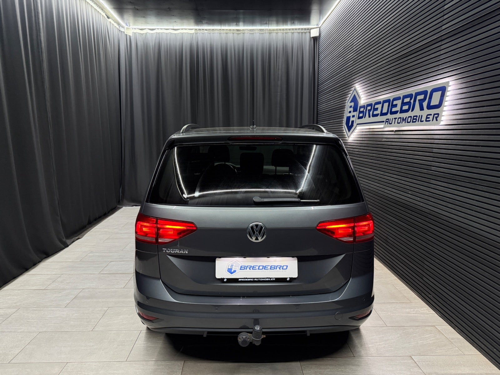 Grå VW Touran fra 2019