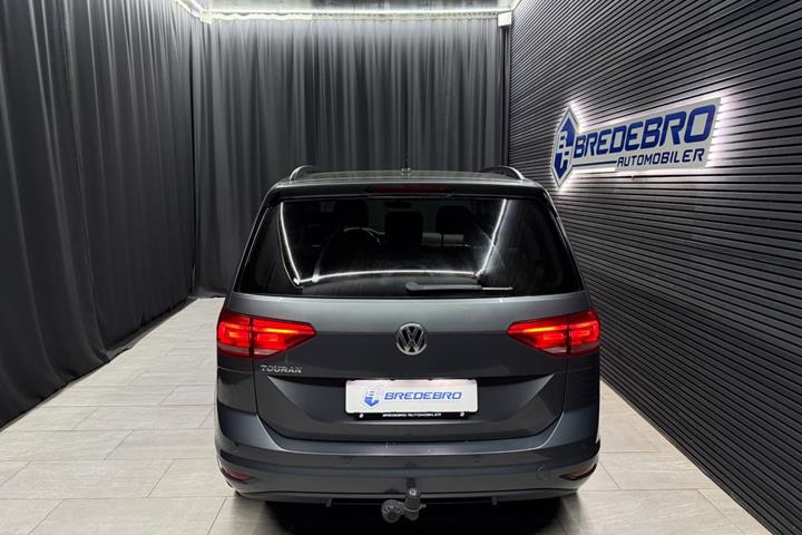 Grå VW Touran fra 2019