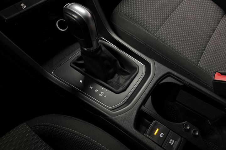 Grå VW Touran fra 2019