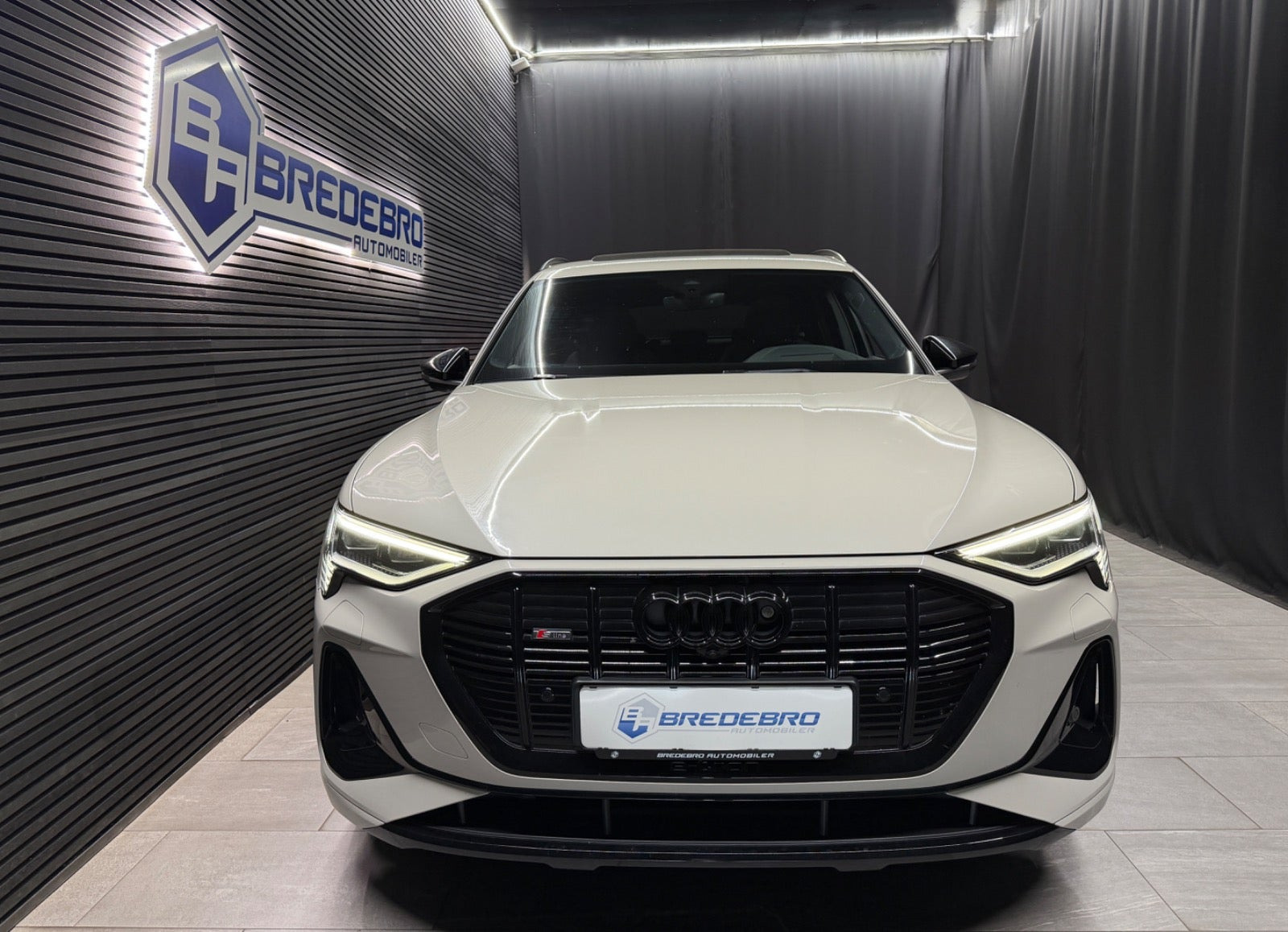 Beige Audi e-tron fra 2021