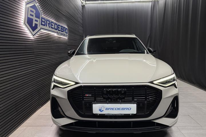 Beige Audi e-tron fra 2021