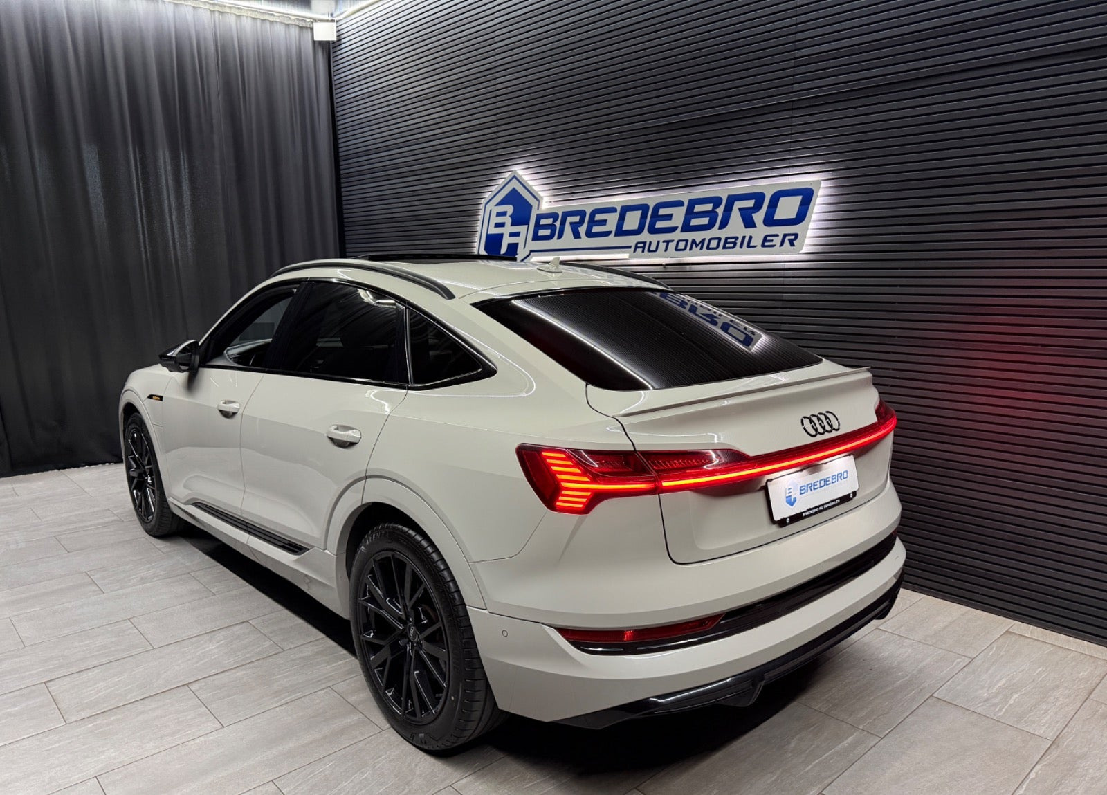 Beige Audi e-tron fra 2021