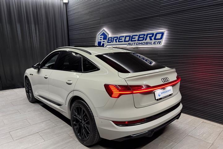 Beige Audi e-tron fra 2021