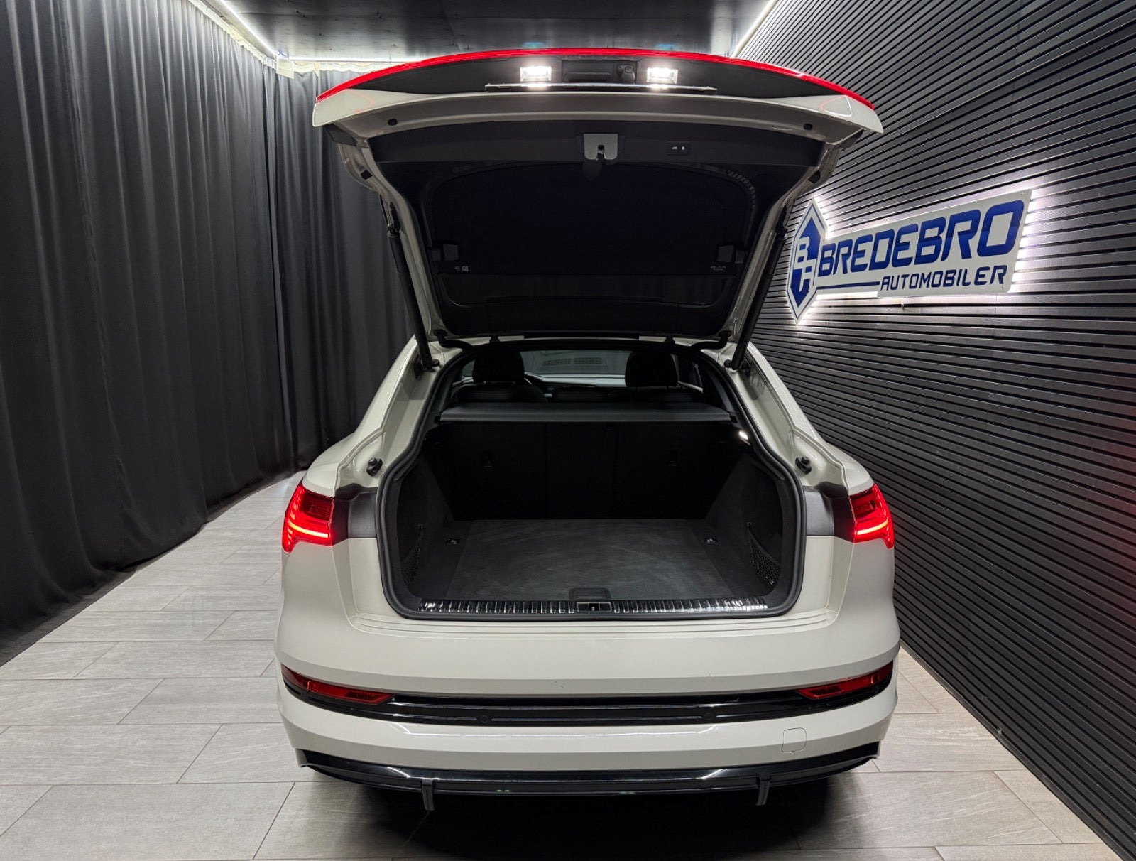 Beige Audi e-tron fra 2021