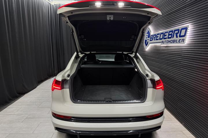 Beige Audi e-tron fra 2021