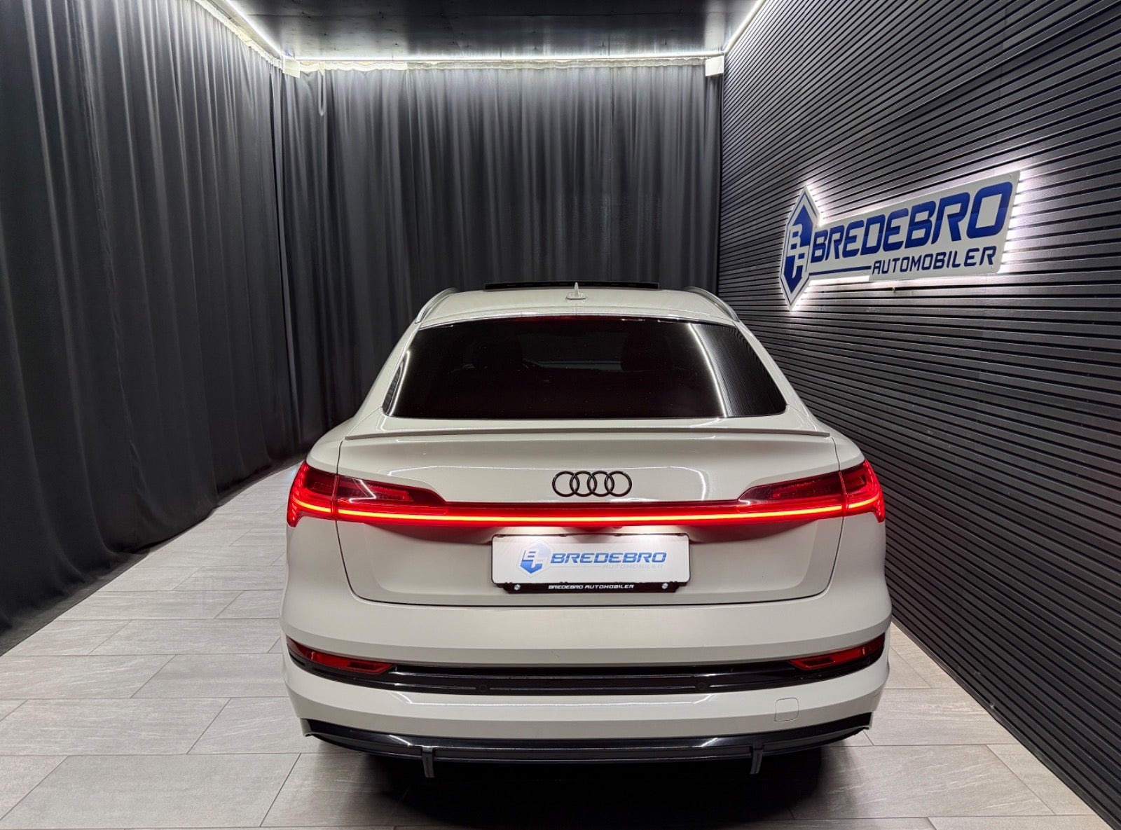 Beige Audi e-tron fra 2021