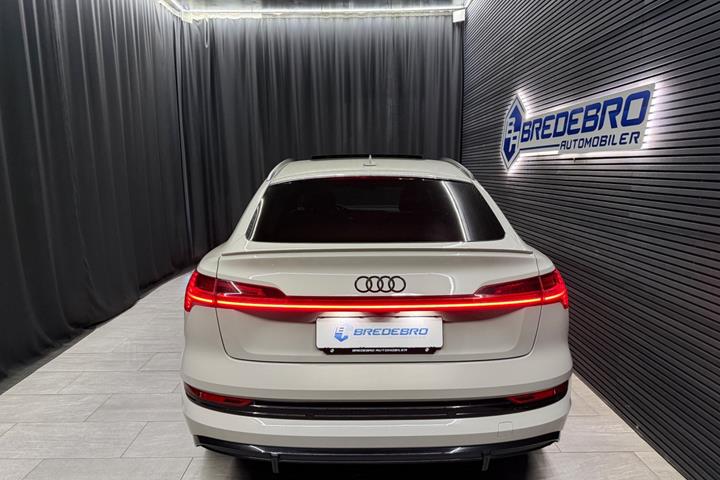 Beige Audi e-tron fra 2021