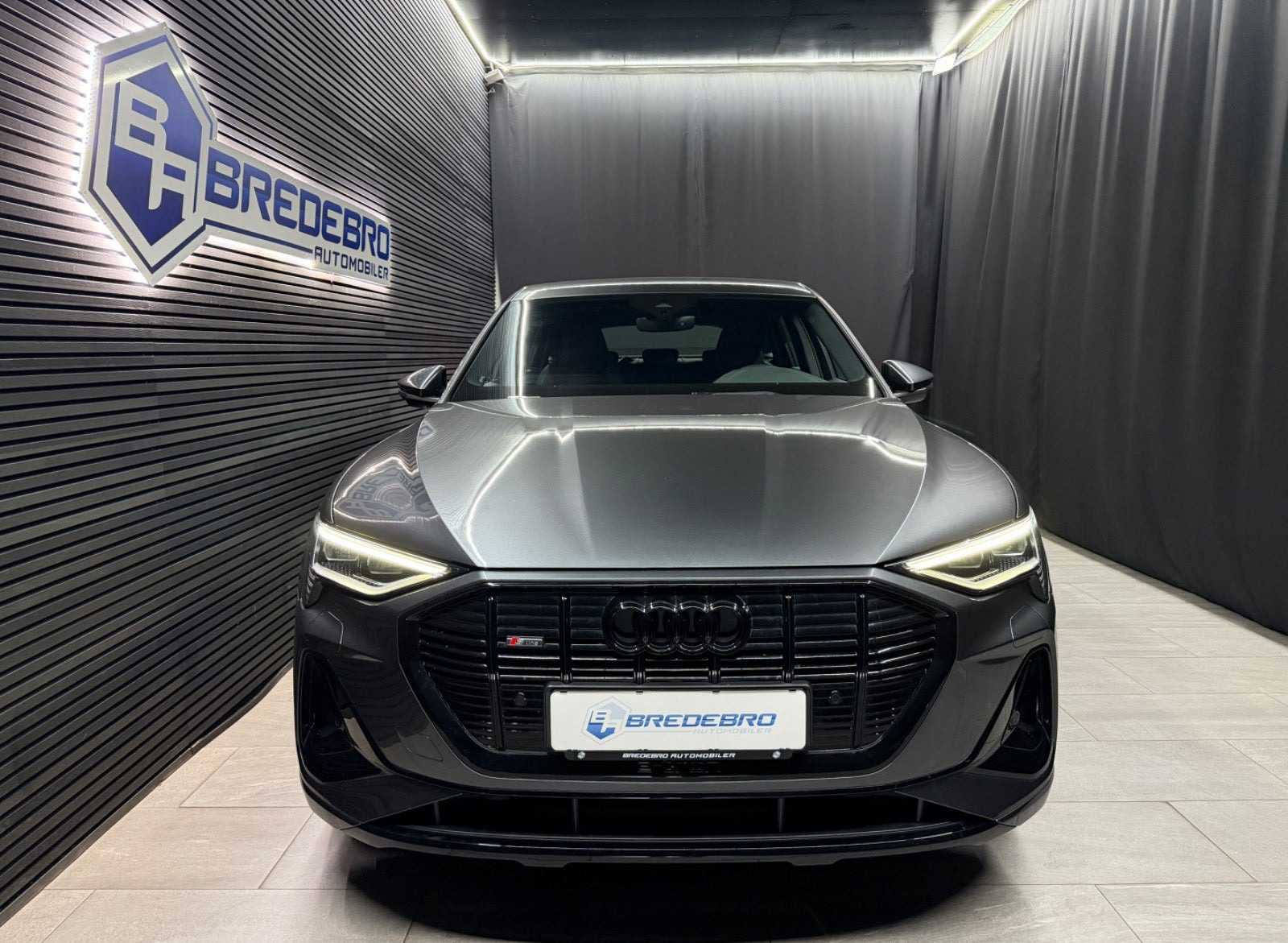 Grå Audi e-tron fra 2023