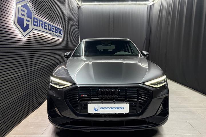 Grå Audi e-tron fra 2023