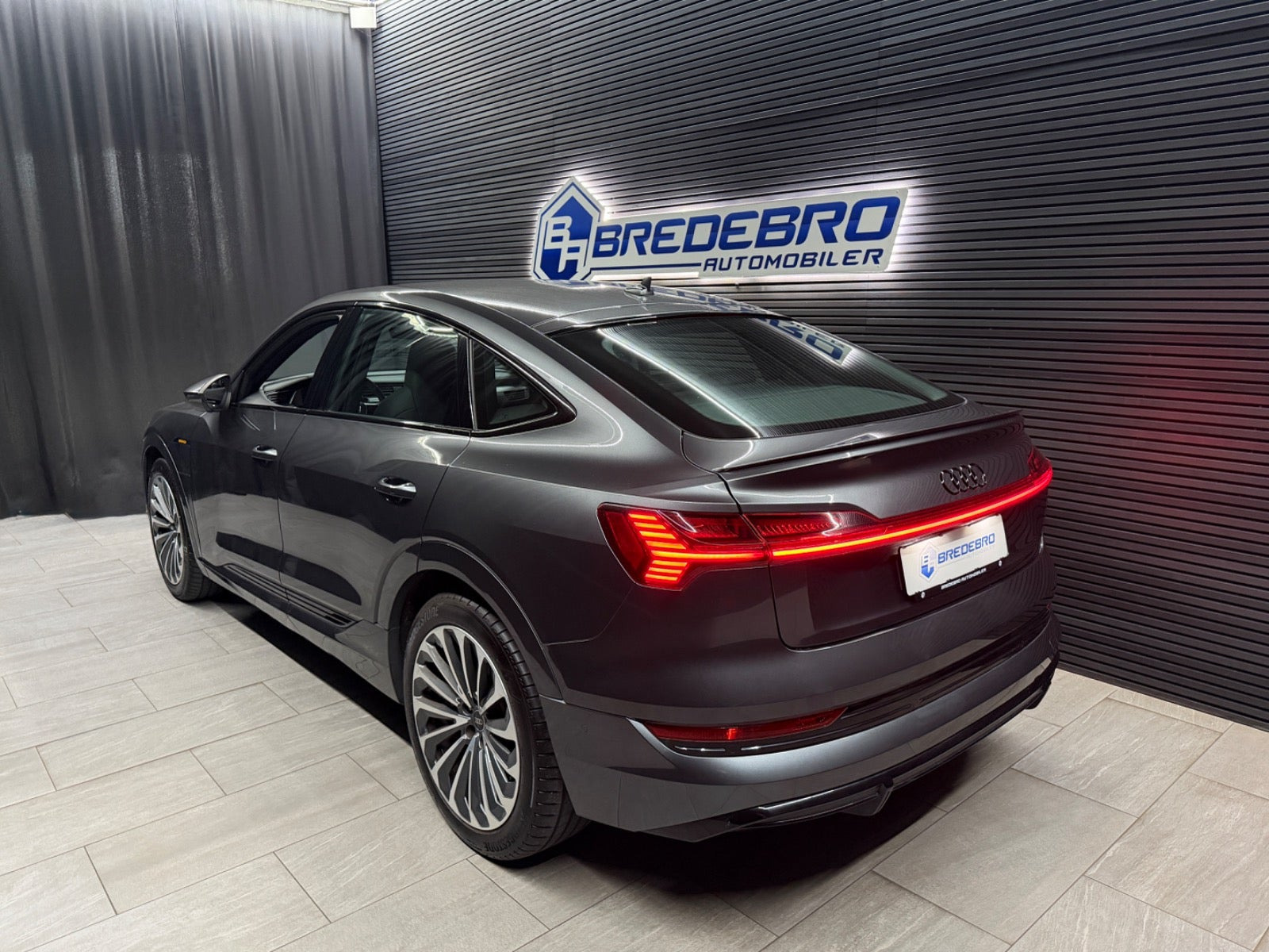 Grå Audi e-tron fra 2023