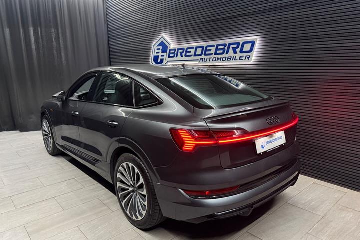 Grå Audi e-tron fra 2023