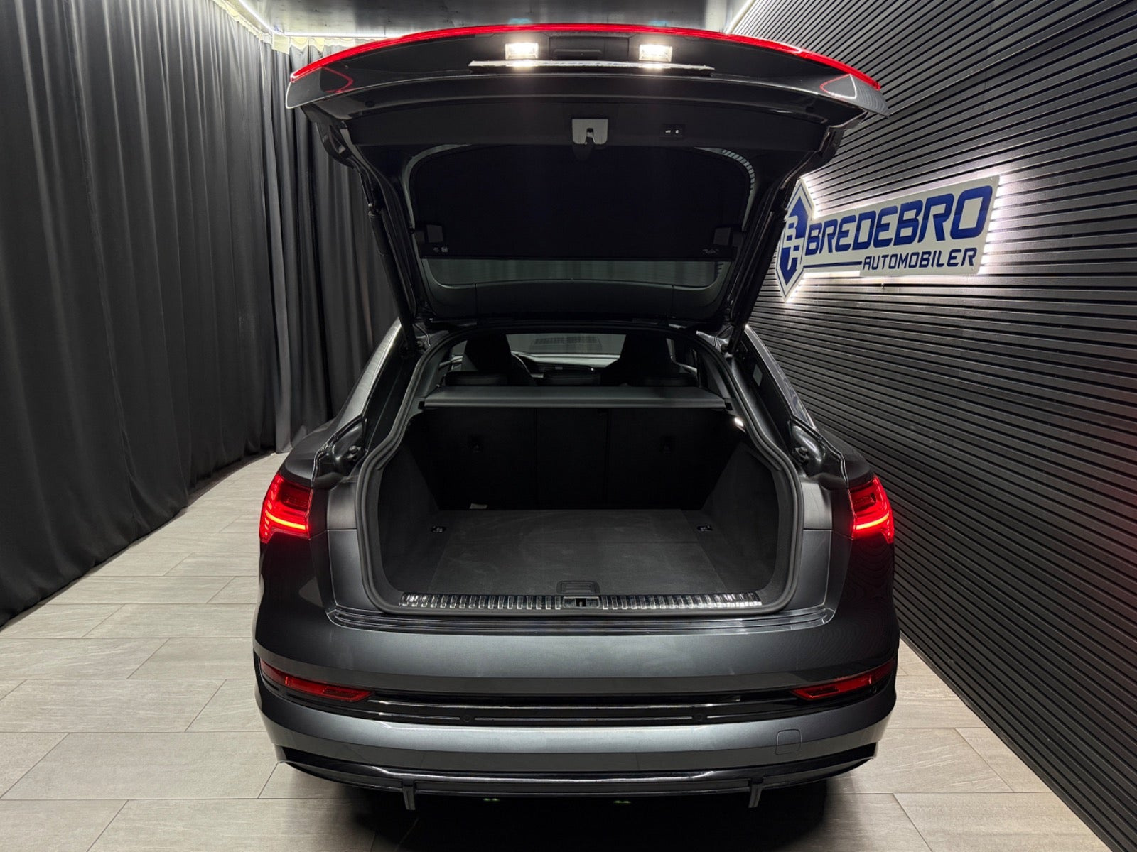 Grå Audi e-tron fra 2023