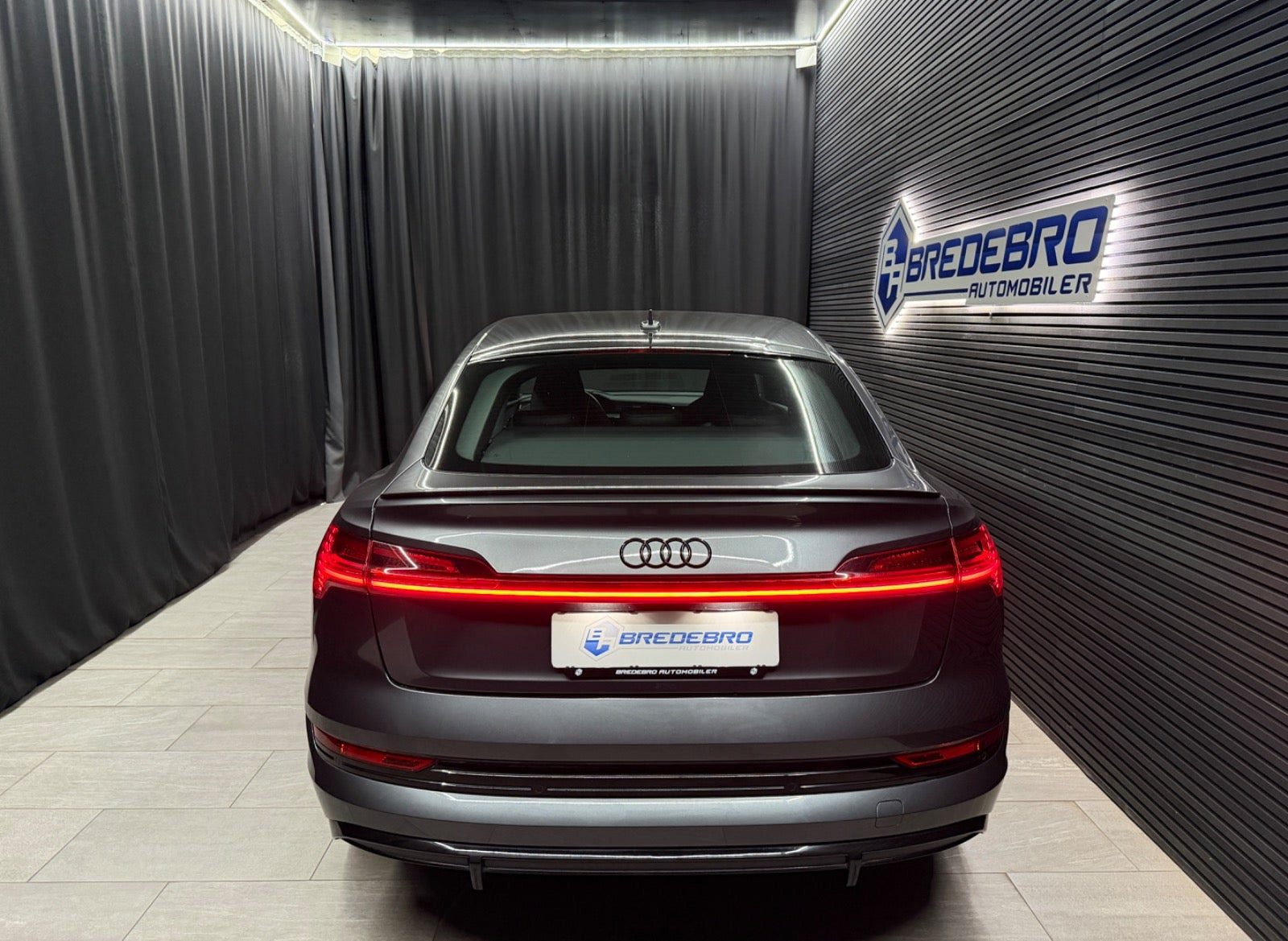 Grå Audi e-tron fra 2023