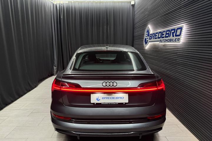 Grå Audi e-tron fra 2023