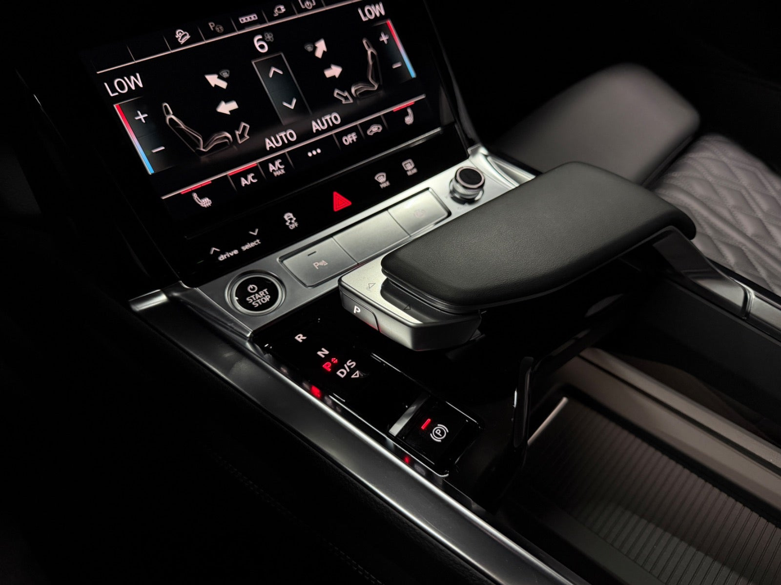 Grå Audi e-tron fra 2023