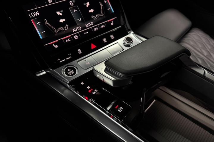 Grå Audi e-tron fra 2023