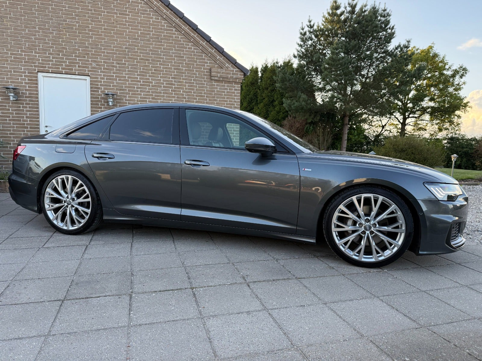 Grå Audi A6 fra 2018