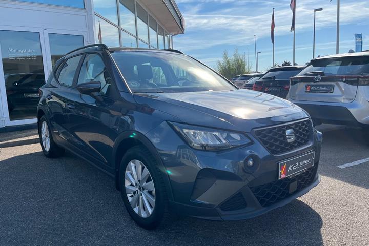 Blå Seat Arona fra 2022 set udefra