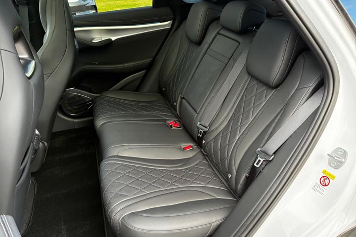 Hvid BYD Sealion 7 fra 2025