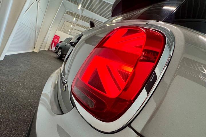 Sølv Mini Cooper SE fra 2023