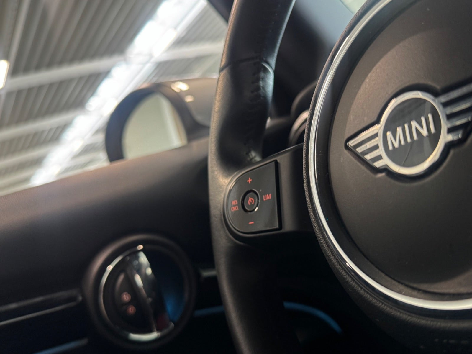 Sølv Mini Cooper SE fra 2023