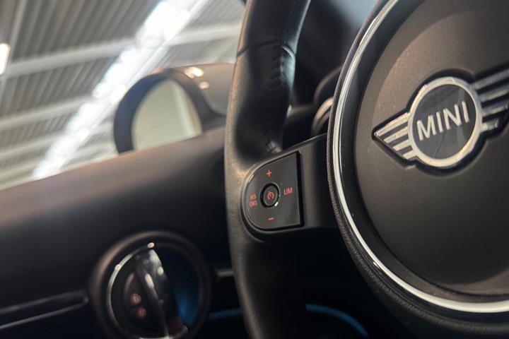 Sølv Mini Cooper SE fra 2023