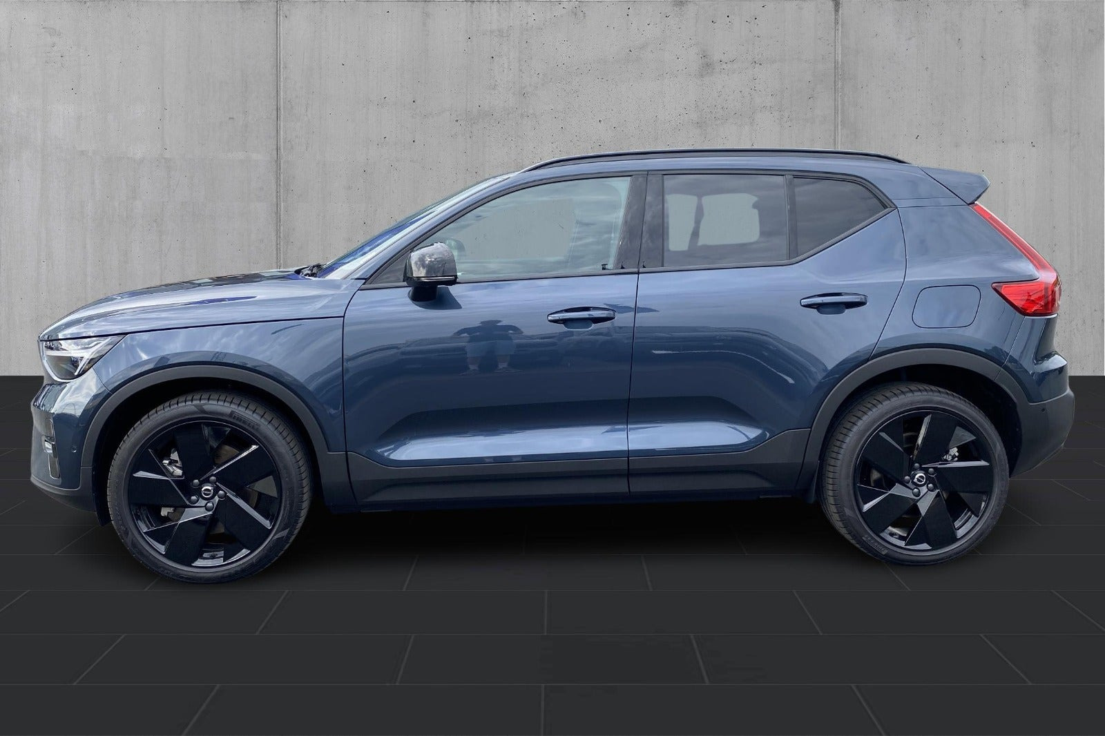 Blå Volvo EX40 fra 2024